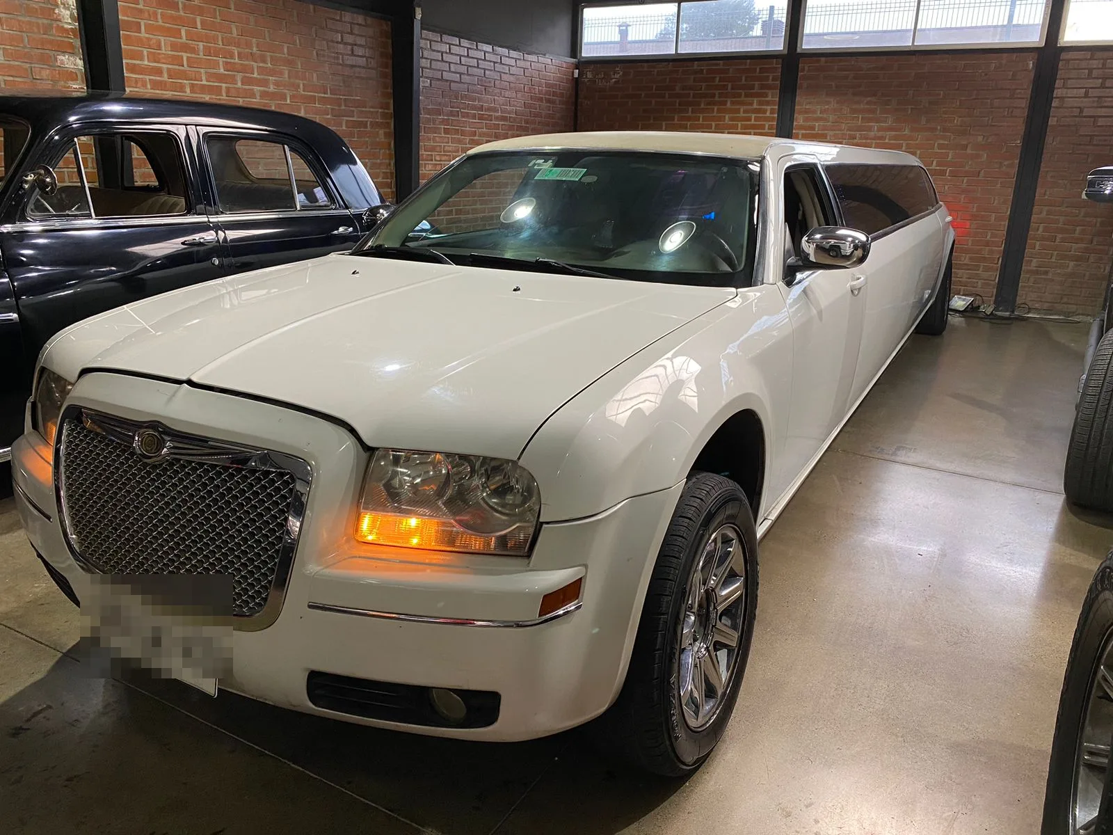 Limusina Chrysler 300 blanca para 11 pasajeros — arriendo en Santiago