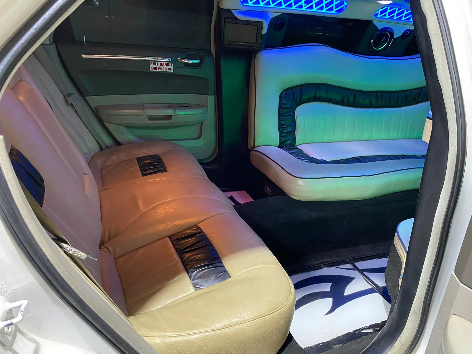 Interior de la limusina Chrysler 300 con bar y luces