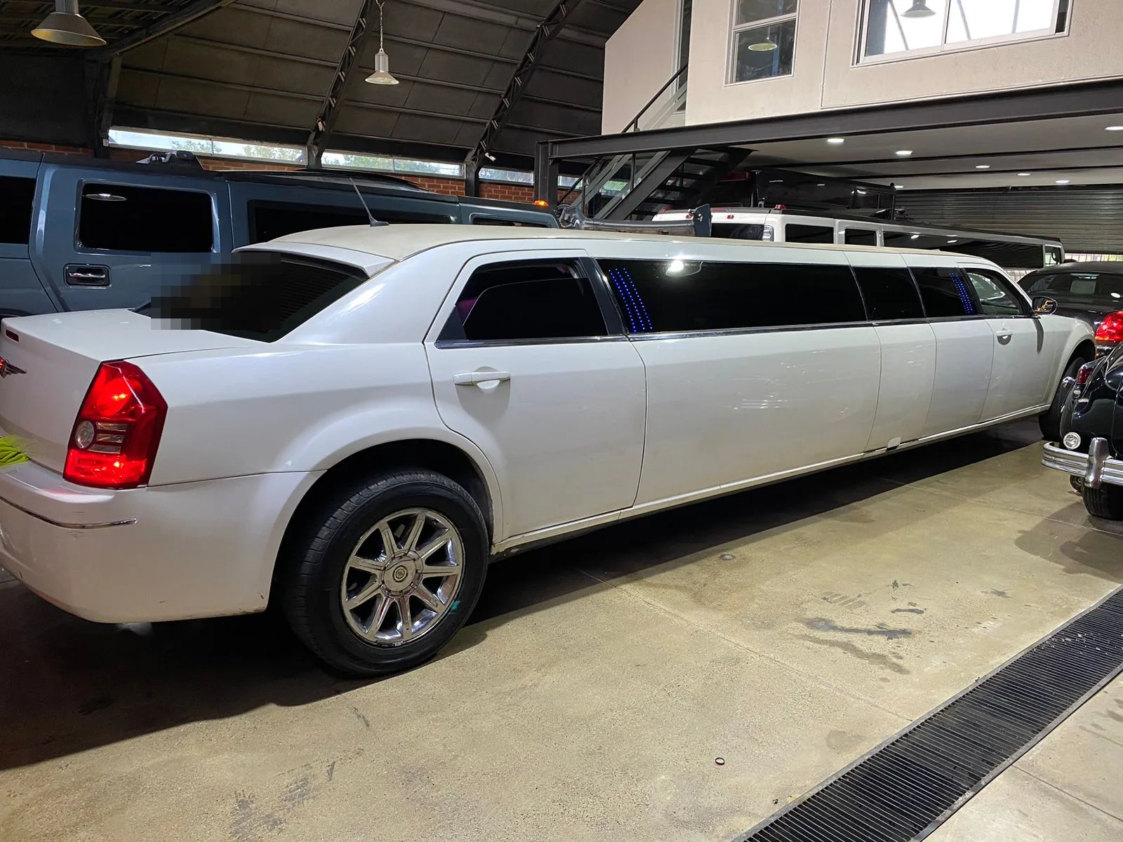 Consejos para arrendar limusina: Chrysler 300 blanca vista de costado