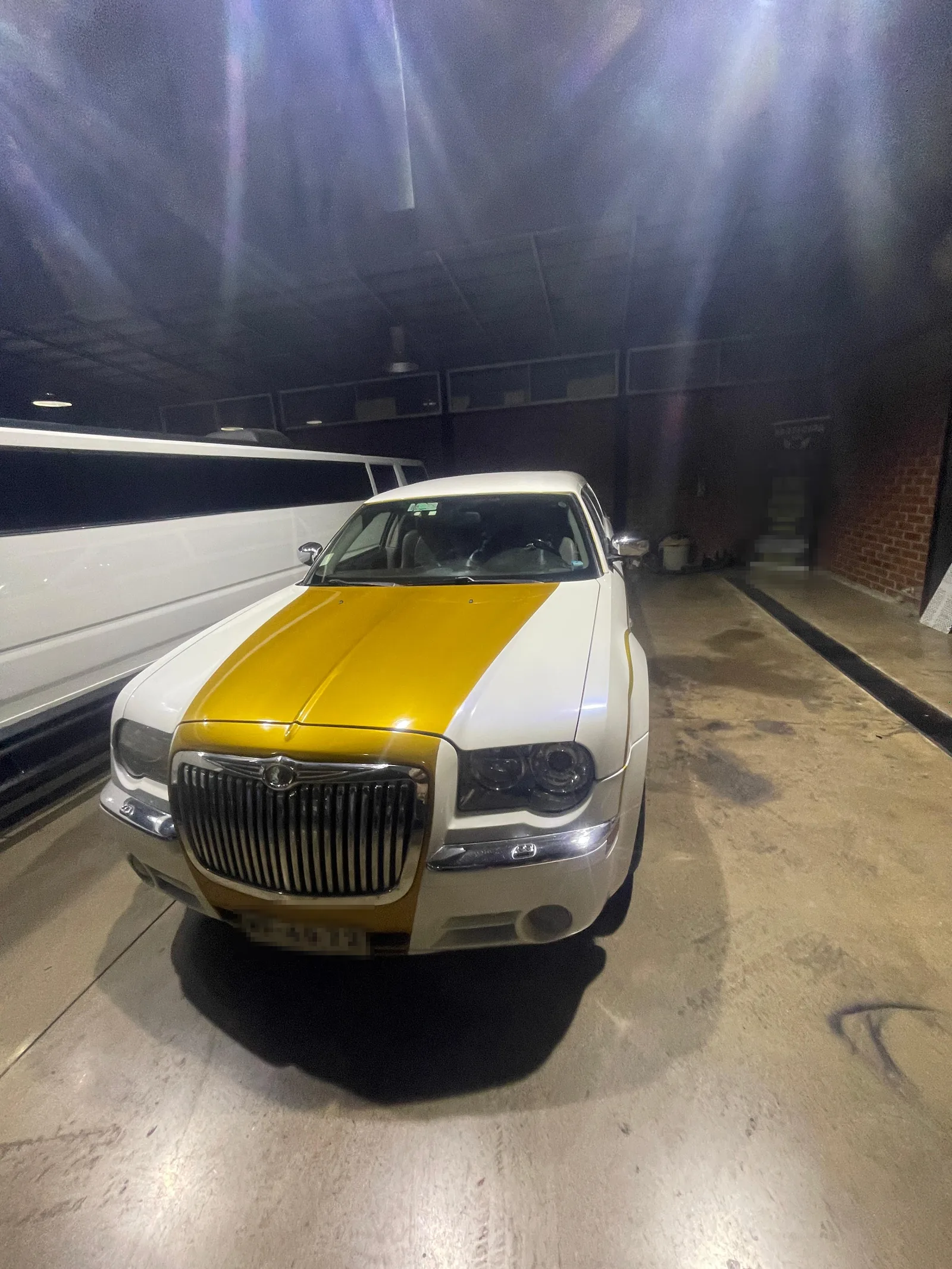 Frontal de la limusina Chrysler New York Gold, ideal para matrimonios