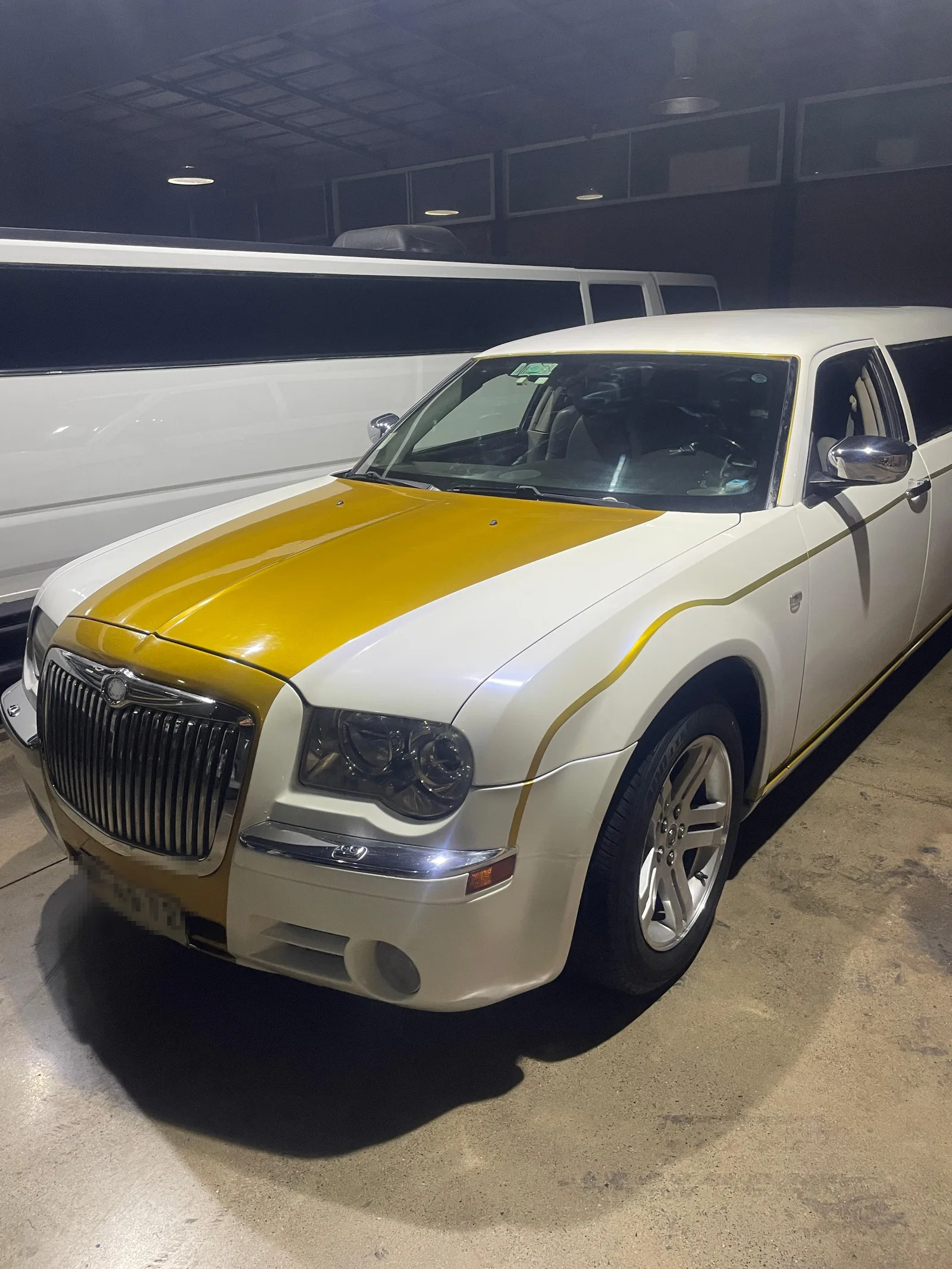 Chrysler New York blanco dorado — limusina para matrimonios y eventos en Santiago