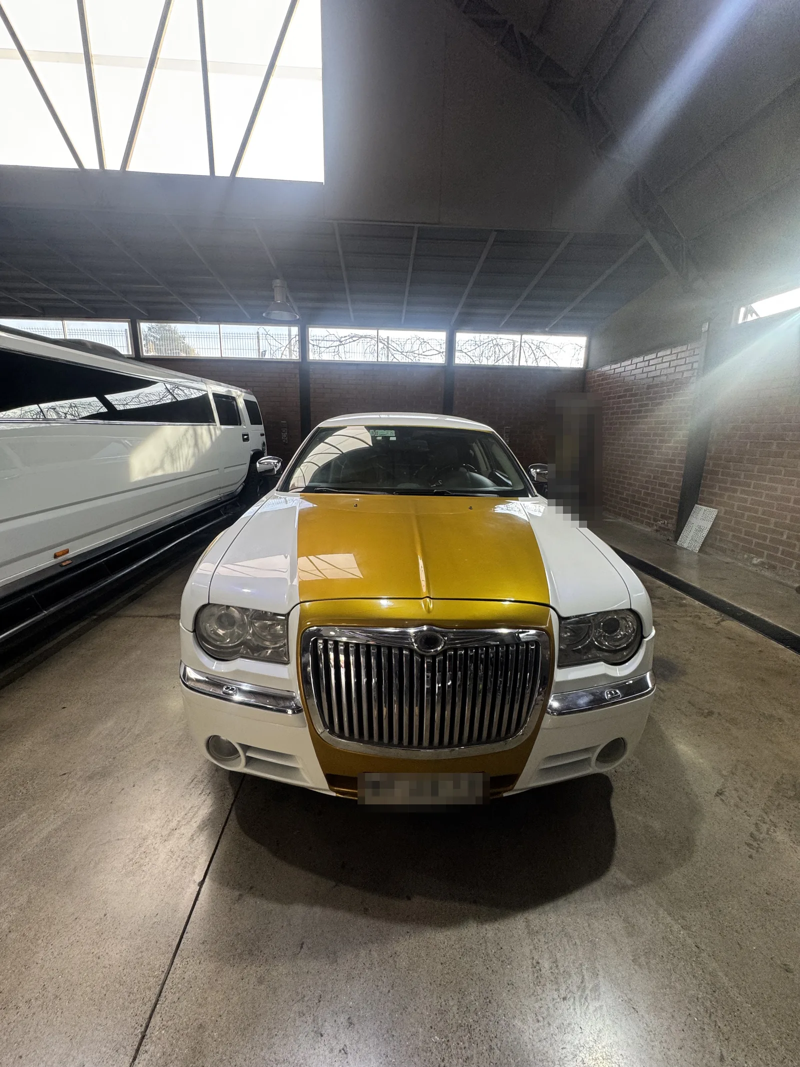 Chrysler New York Gold: limusina clásica blanca y dorada para eventos