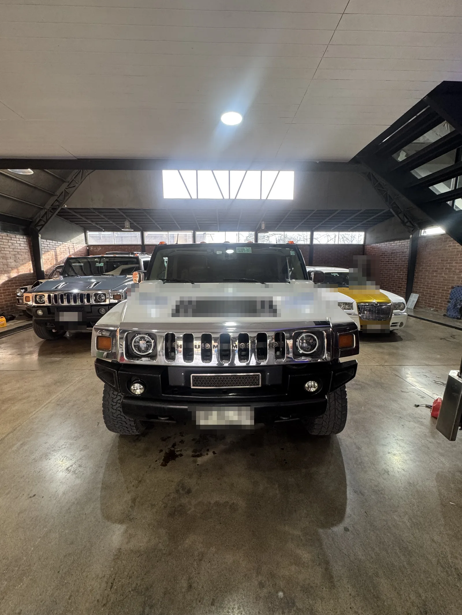 Hummers limusina blanca y azul en showroom de Santiago
