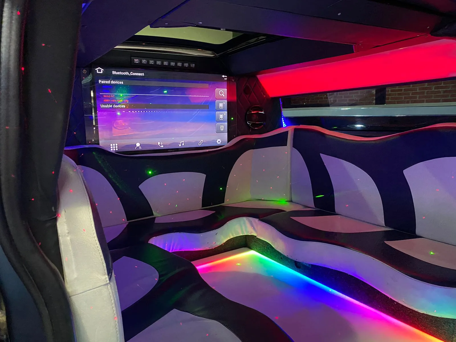 Asientos y luces de la Hummer limusina azul por dentro
