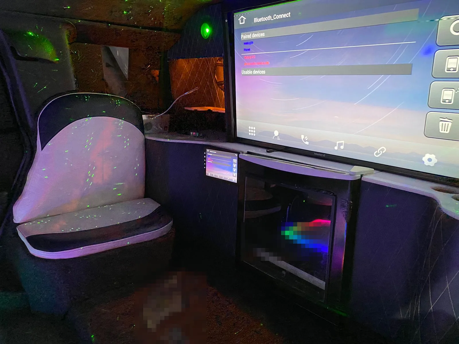 Bar iluminado dentro de la Hummer limusina azul