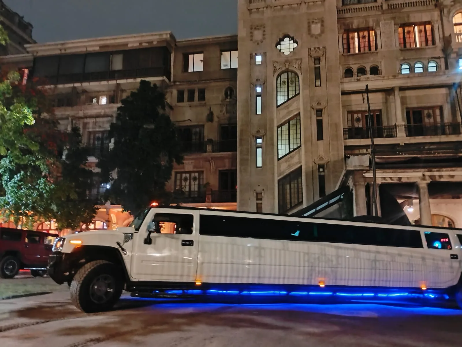 Hummer limusina blanca para 17 personas en despedida de soltera — Santiago