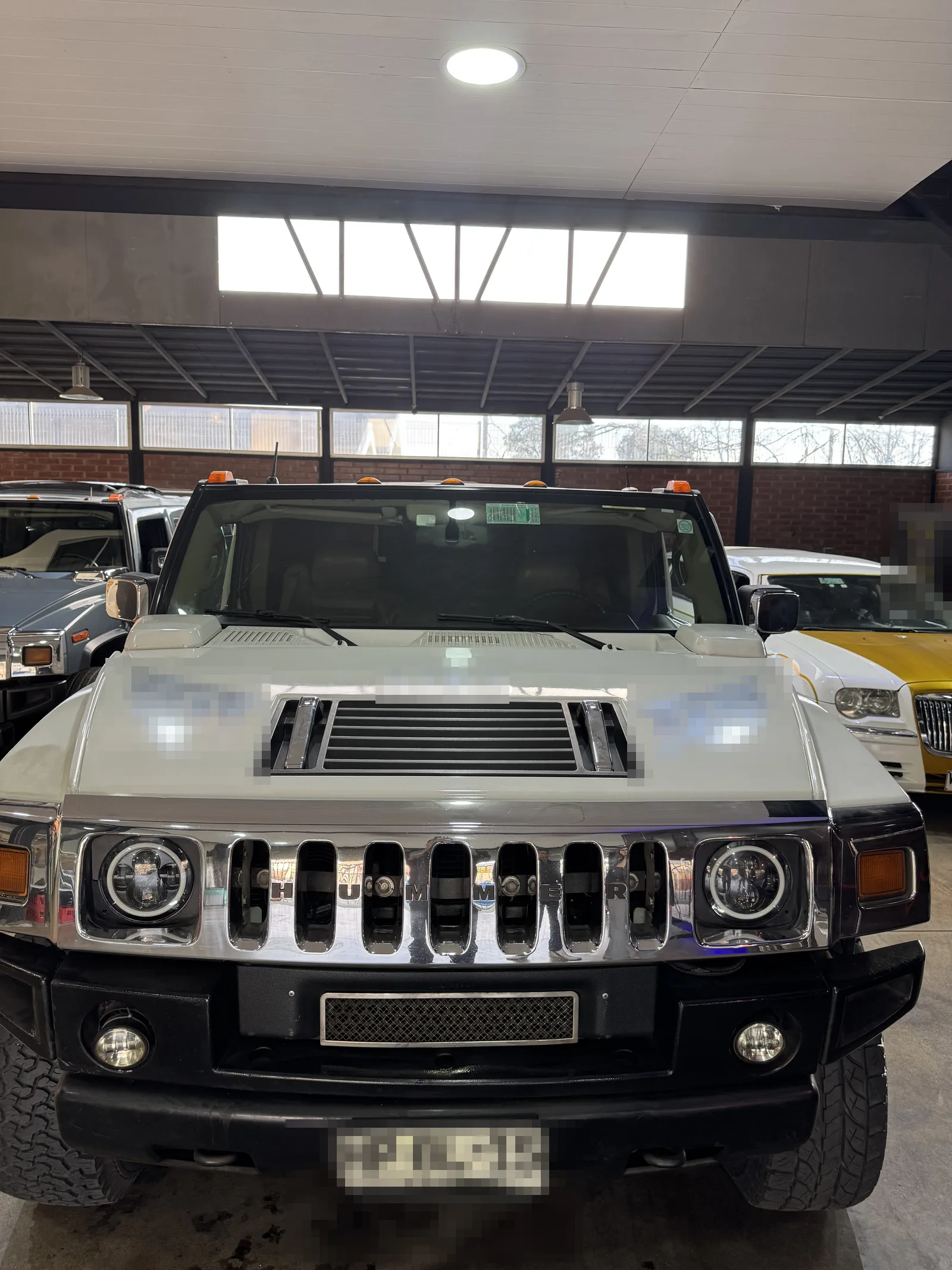 Limusina para 15 años: Hummer blanca de frente lista para la llegada a la fiesta