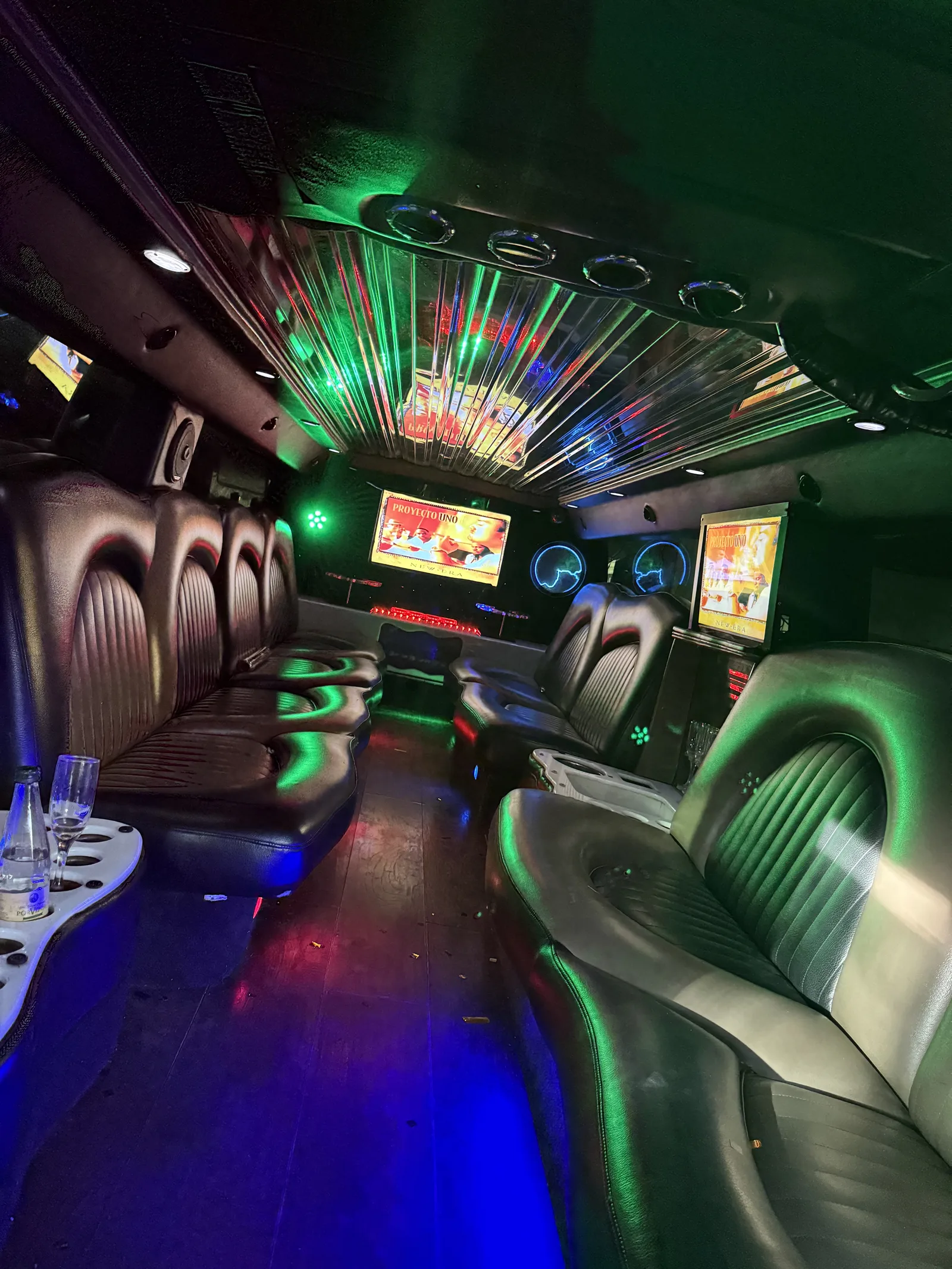 Interior de Hummer limusina blanca con luces para fiesta de 15 años