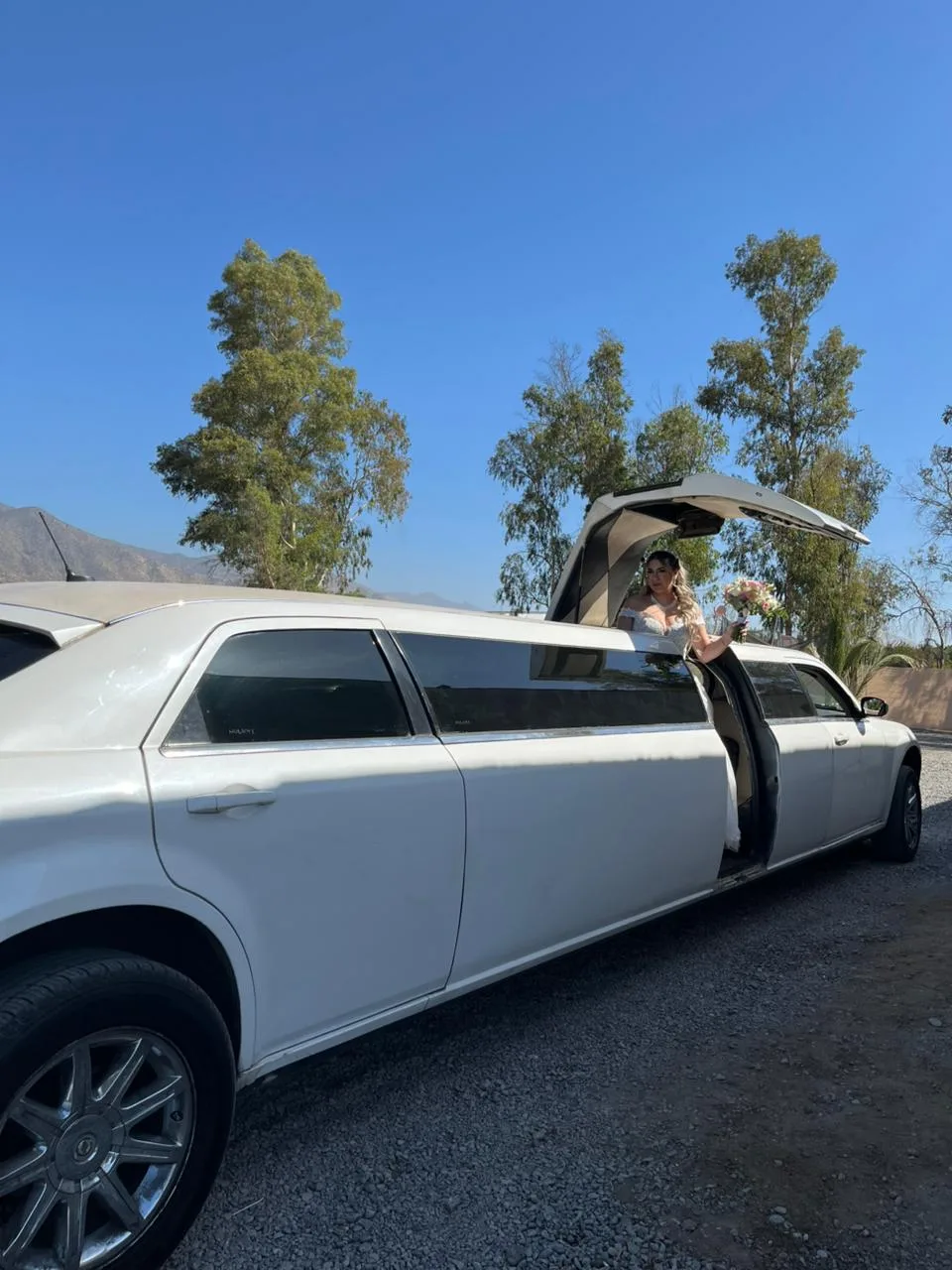 Novia llegando a su matrimonio en limusina Chrysler blanca — Santiago