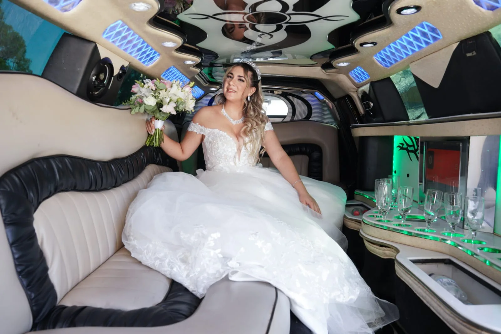 Novia con su ramo en el interior de la limusina — matrimonios Limos Full Santiago