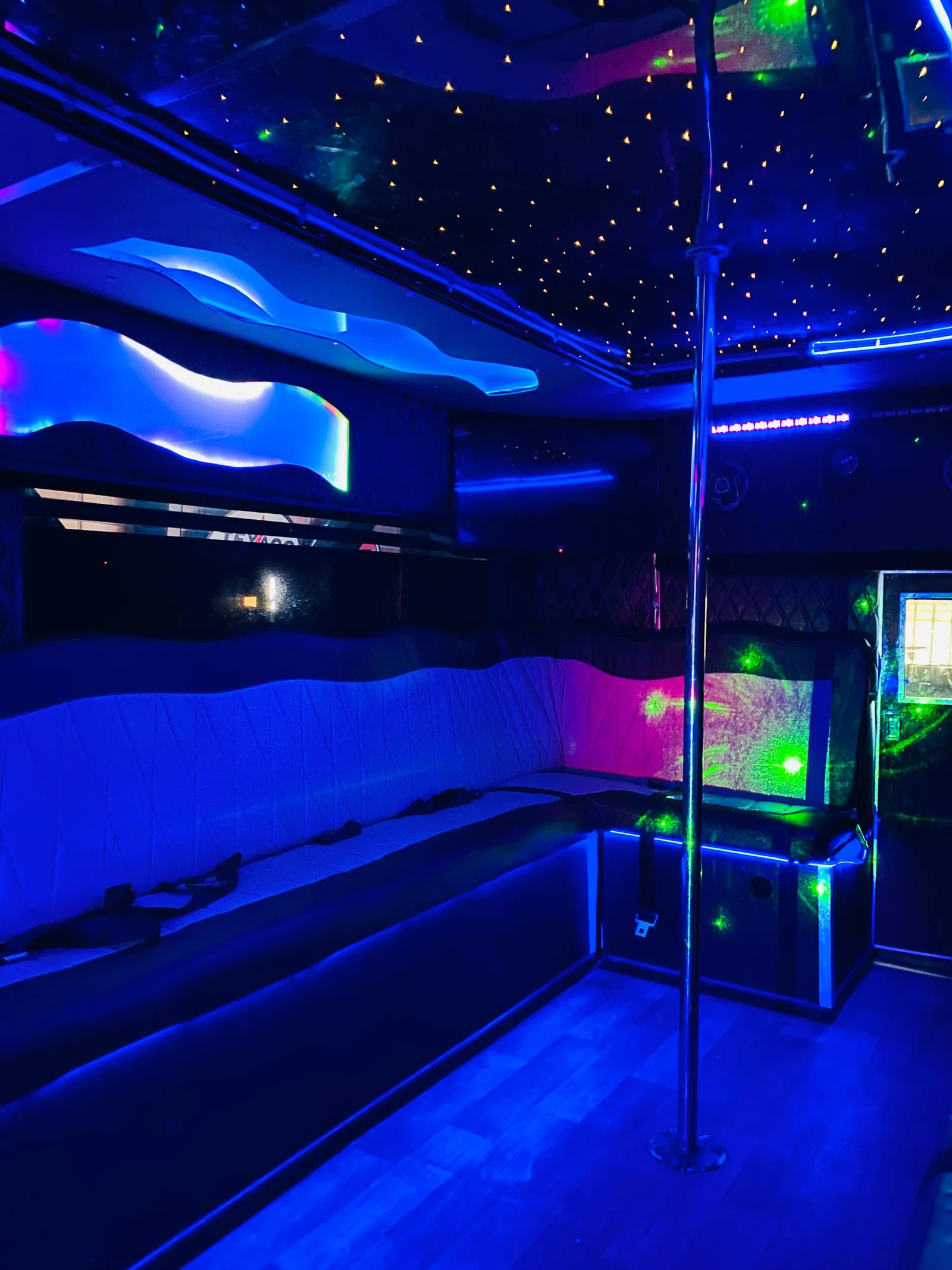 Interior del Party Truck con tubo de baile y luces — camión fiesta Santiago