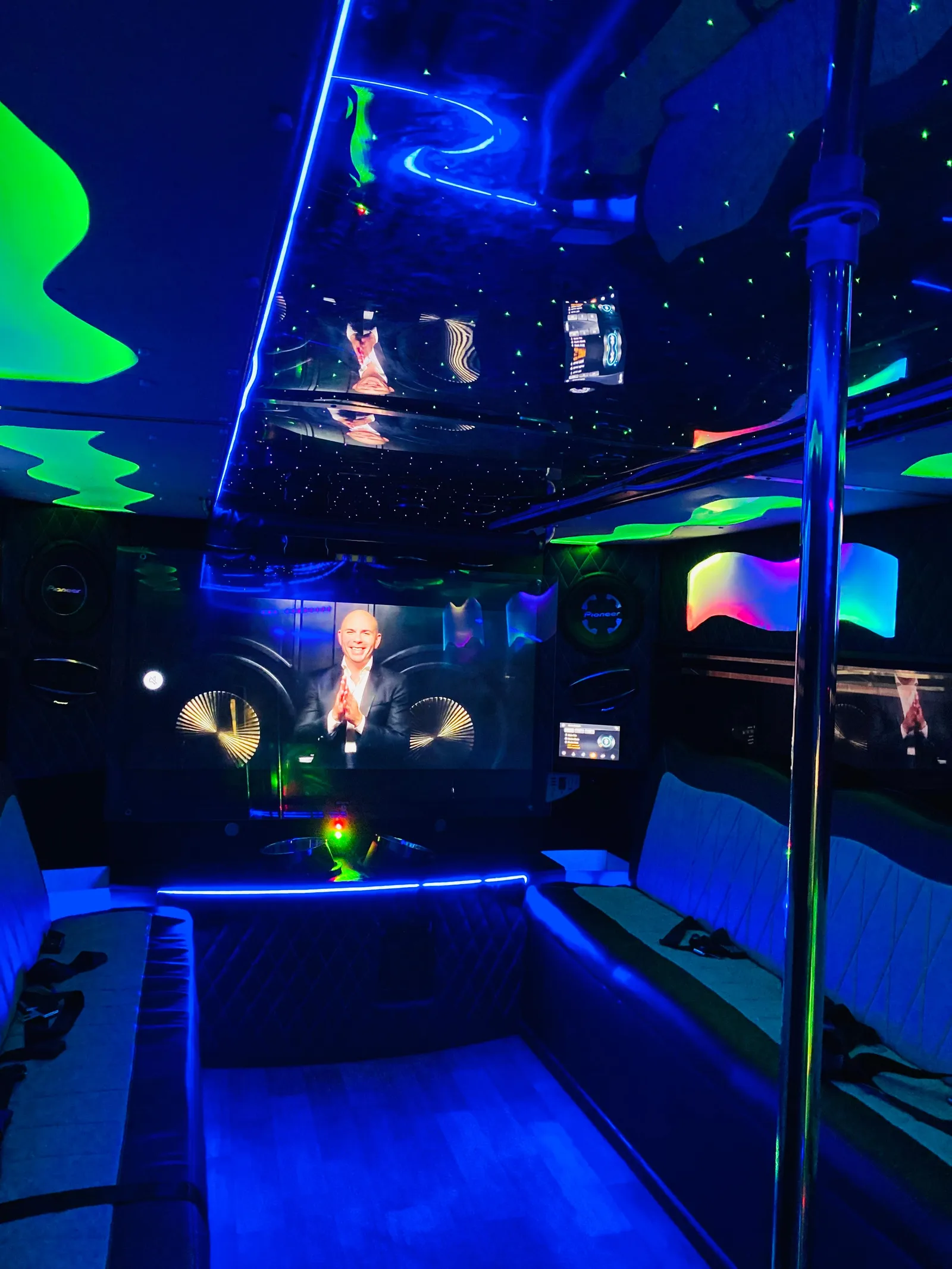 Party Truck por dentro: pantallas, sonido y ambiente de discoteca