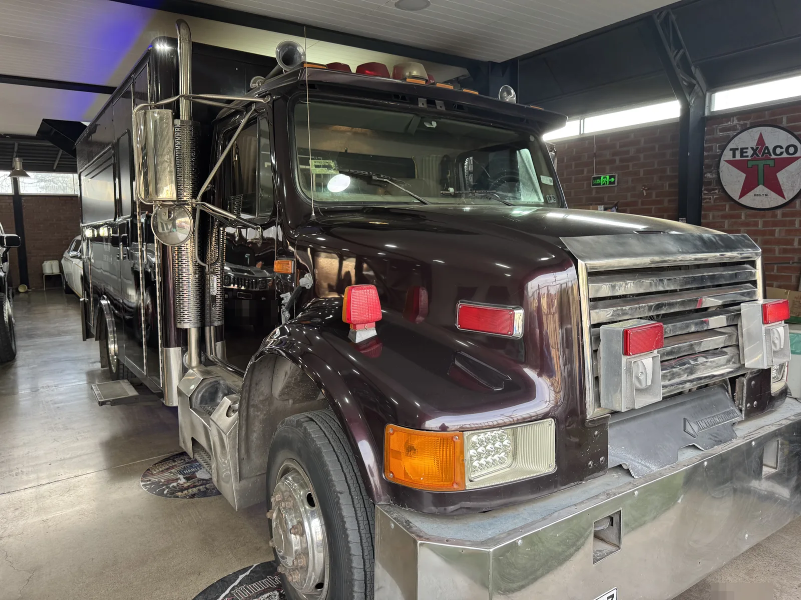 Party Truck Black estacionado listo para una despedida